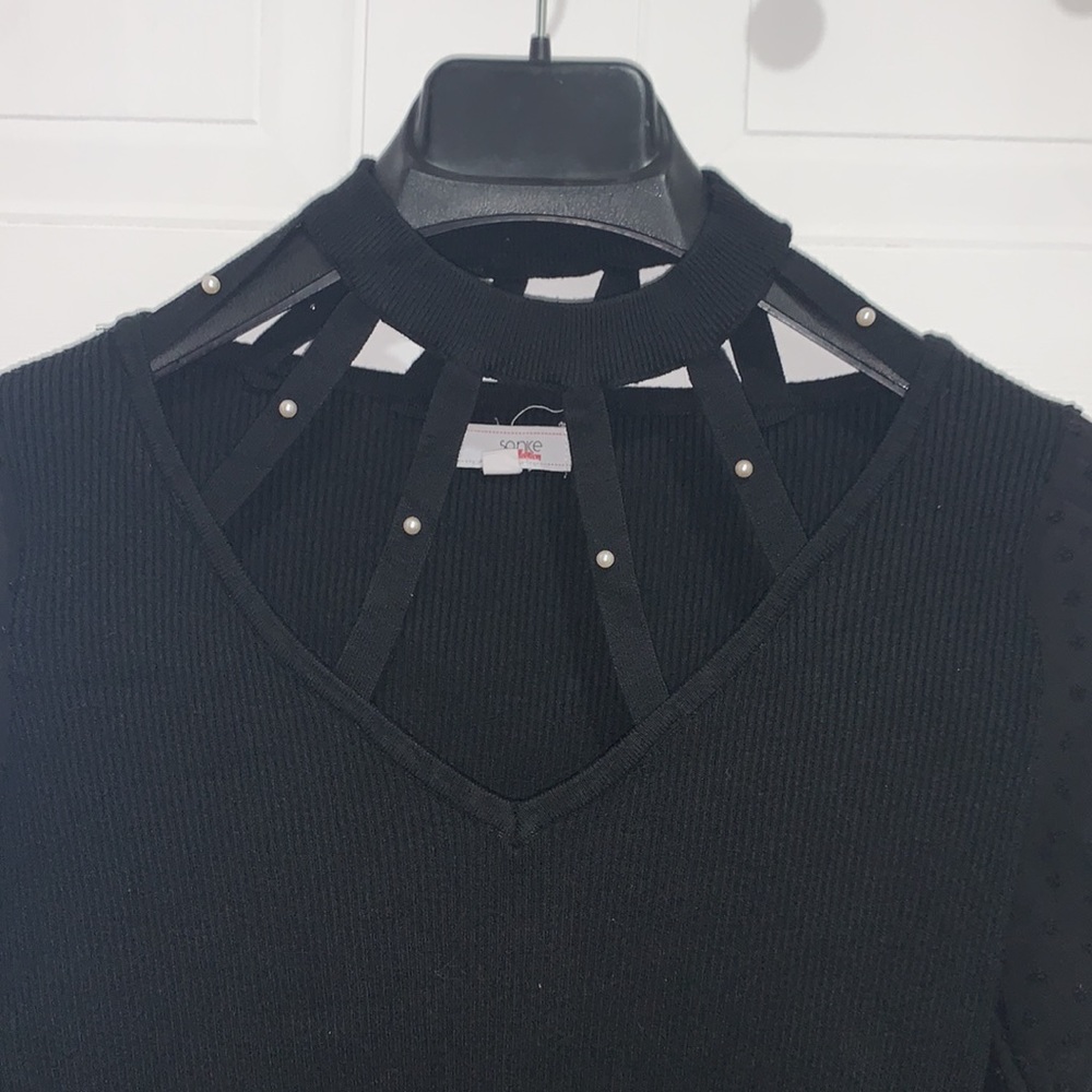 Sexy cutout top with small pearls